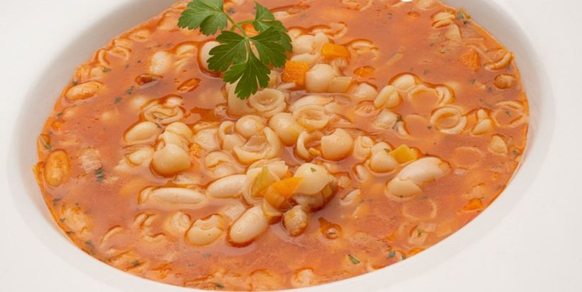 ¿Cómo hacer sopa cremosa de judías con verduras y parmesano?