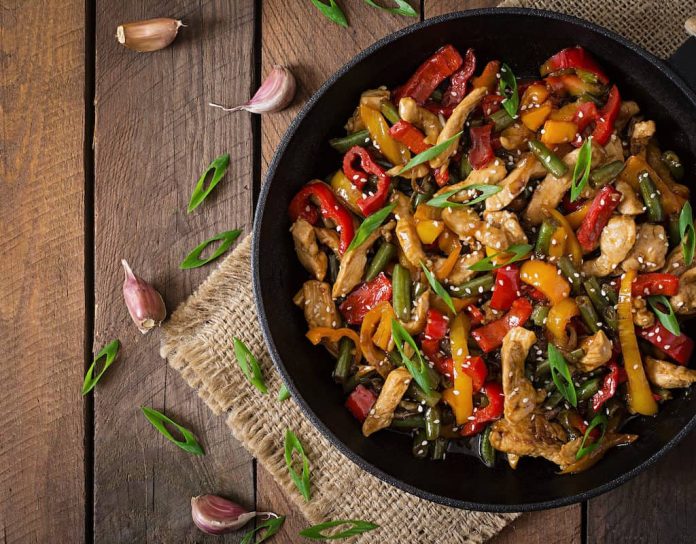 El wok de pollo para hacer en casa que ni en los mejores orientales