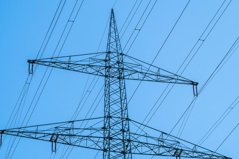 El tope al gas abarató unos 209 euros por hogar la factura de la luz en España, según Esade