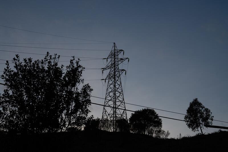 El precio de la luz se dispara un 76% este lunes y se situará en 132 euros/MWh