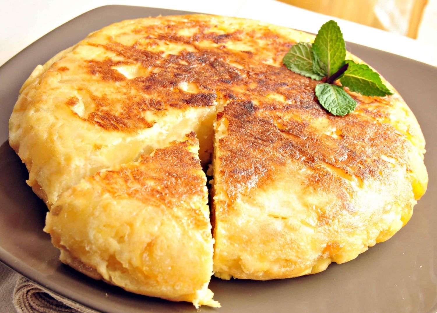 Tortilla de patatas: la receta viral que se prepara sin huevos