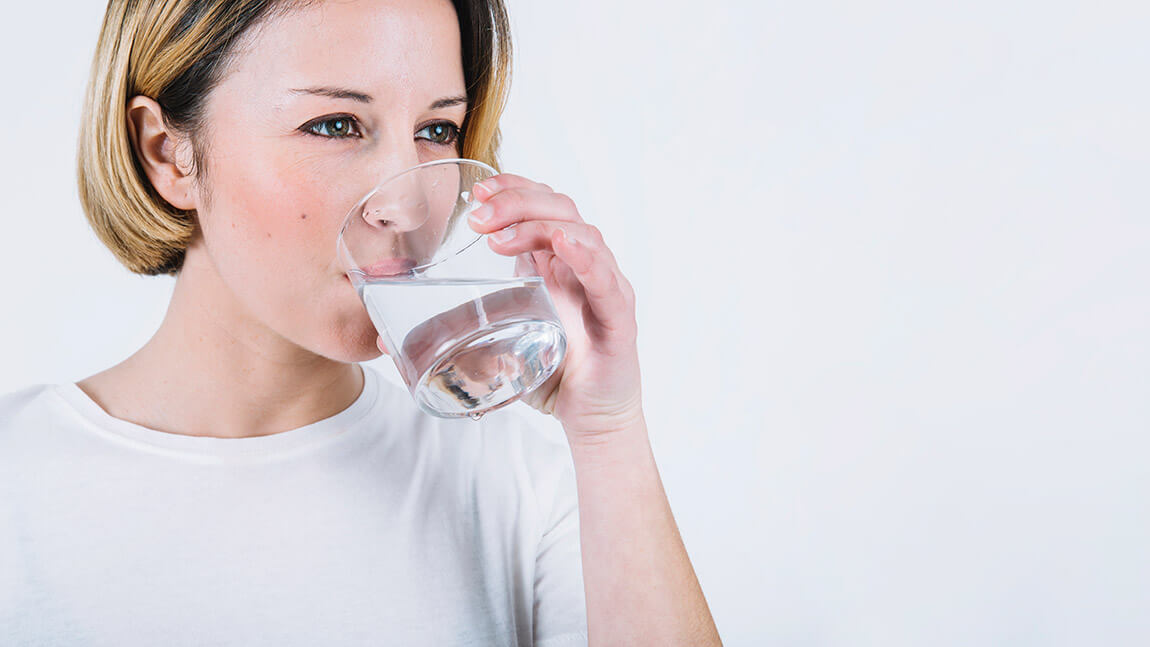 Beba mucha agua para establecer hábitos alimenticios saludables
