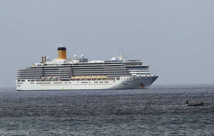 EuropaPress 2866152 22 april 2020 italy genoa the costa deliziosa cruise ship arrives at the Merca2.es