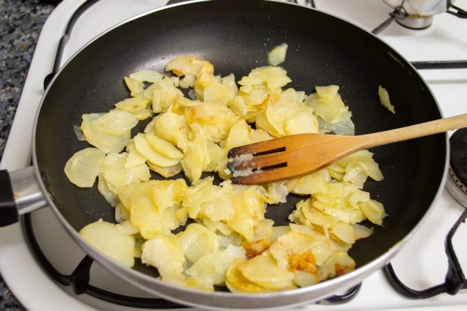 Fríe las patatas para la tortilla.
