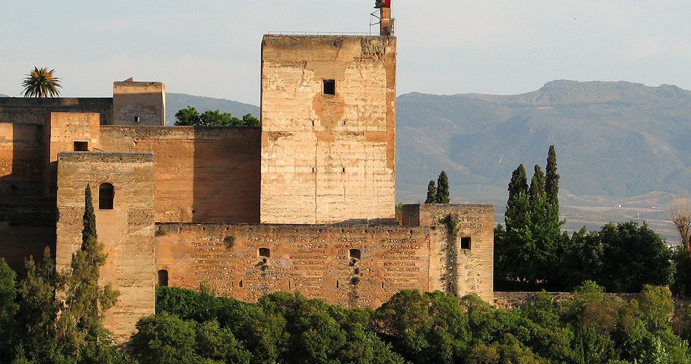 La Alhambra de Granada y su Torre de la Vela de Alquimia