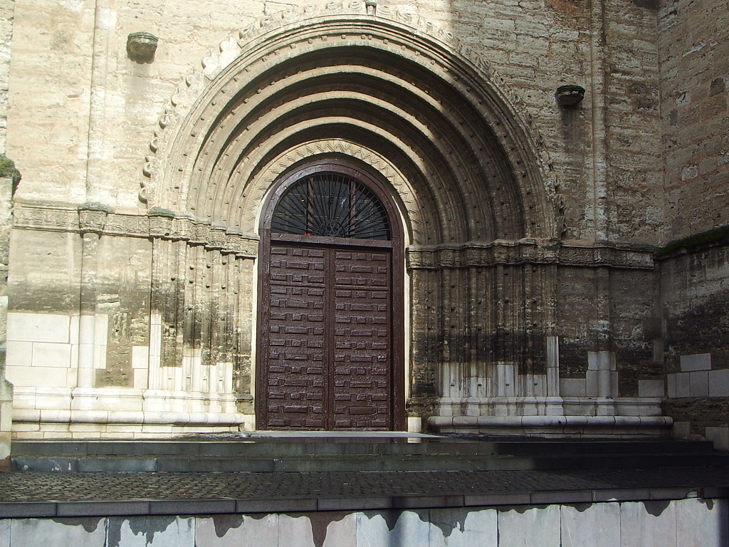 La Puerta del Perdón de la Iglesia de San Pedro de la Rúa en Navarra