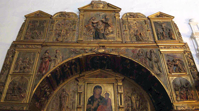 La Virgen del Portal, una imagen que custodia la entrada de la iglesia de San Pedro de la Rúa
