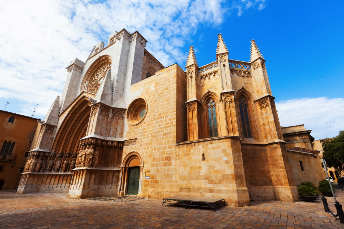 La catedral de Tarragona: Un legado arquitectónico romano y medieval en la costa dorada catalana