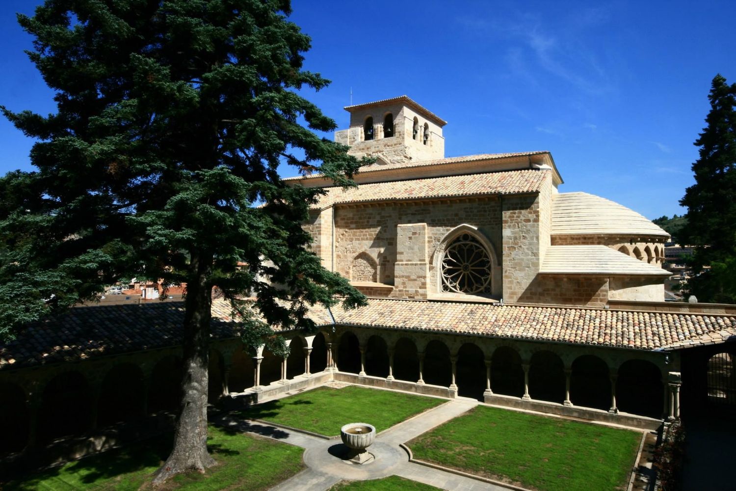 La impresionante fachada románica de la Iglesia de San Pedro de la Rúa