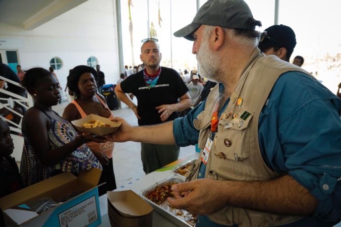 La labor humanitaria de Jose Andres con World Central Kitchen Merca2.es