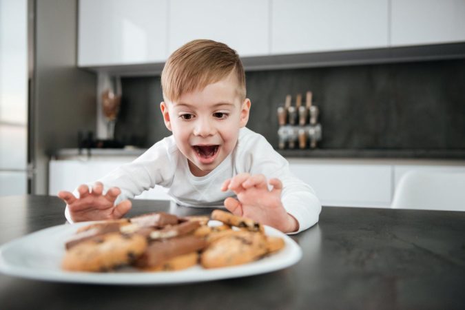 Nino comiendo galletas Merca2.es