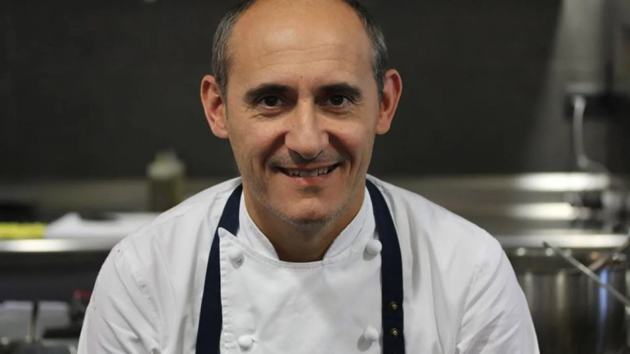 Paso a paso para preparar el sofisticado arroz caldoso de bogavante de Paco Pérez 6 Merca2.es Otros secretos de cocina de Paco Pérez