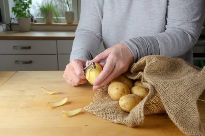 Pelar las patatas para la tortilla