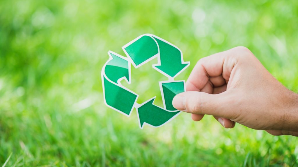 Reducir la huella de carbono en la oficina con productos reciclados