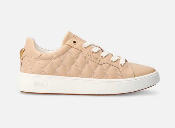 Zapatillas de mujer en beige bajas tipo casco con detalles acolchados