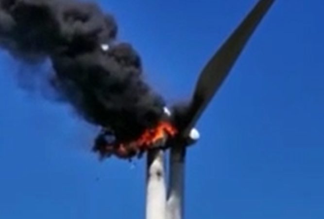 Aerogenerador incendiado en España