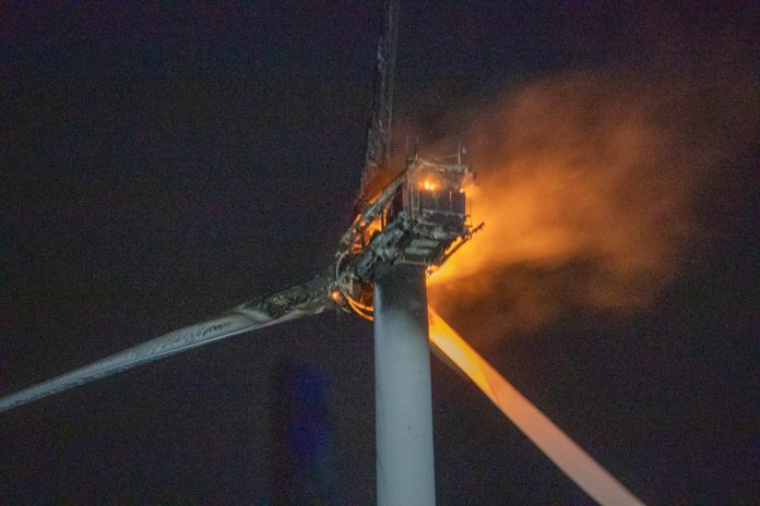 Las llamas devoran un aerogenerador de Vestas en Dinamarca