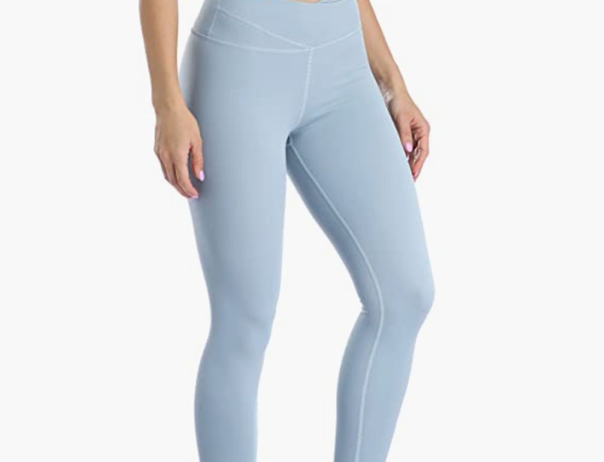 Los leggings cruzados de Amazon efecto ‘piernas infinitas’ que puedes tener en 8 colores