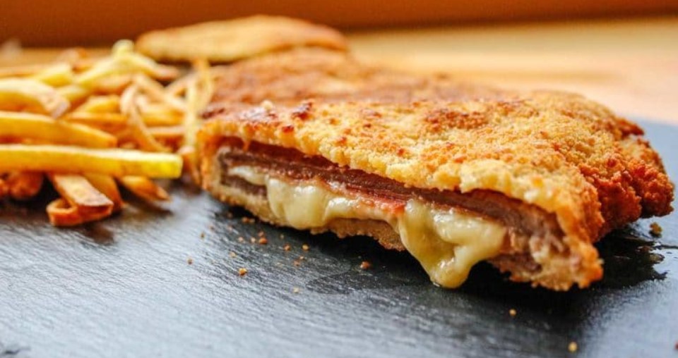 El truco para que el cachopo te quede crujiente por fuera y jugoso por dentro