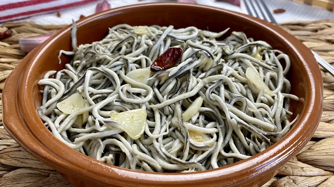 Así puedes hacer unas gulas al ajillo en solo 3 minutos de matrícula