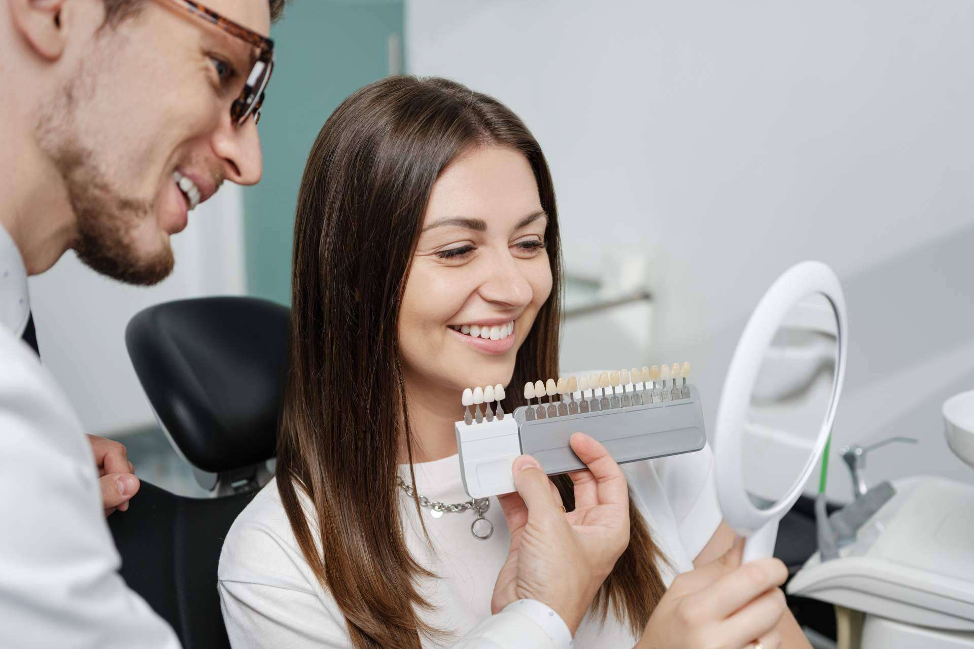 Todo lo que se debe saber acerca de las microcarillas dentales sin tallado, el tratamiento de estética dental