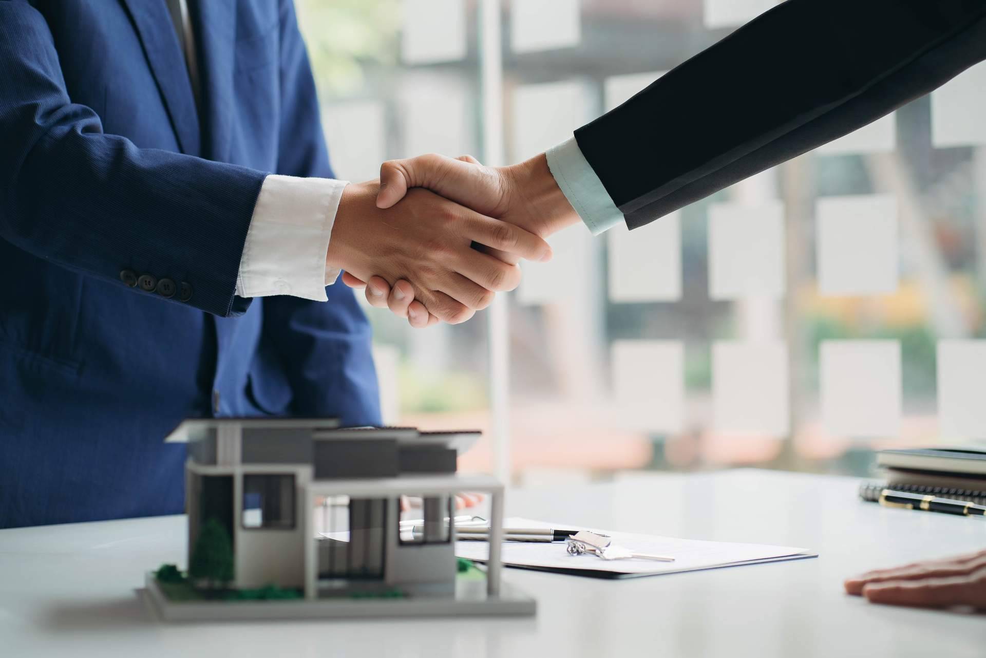 El bróker inmobiliario, la nueva figura que arrasa en España y la posibilidad de formarse en Surge