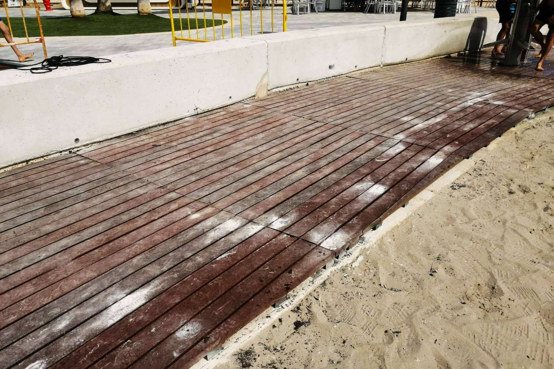 Suministro e instalación de pasarelas de playa de plástico reciclado, de la mano de Abadecom