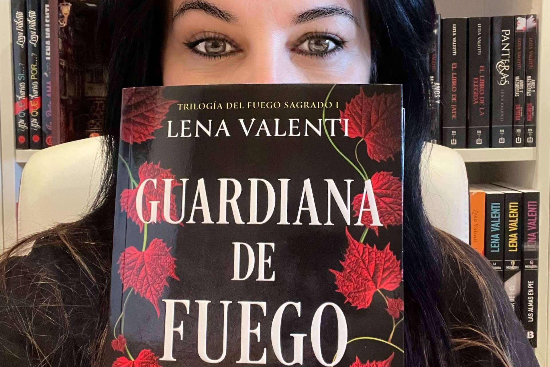 Lena Valenti, la escritora bestseller badalonense, presenta su expectante trilogía del ‘Fuego Sagrado’