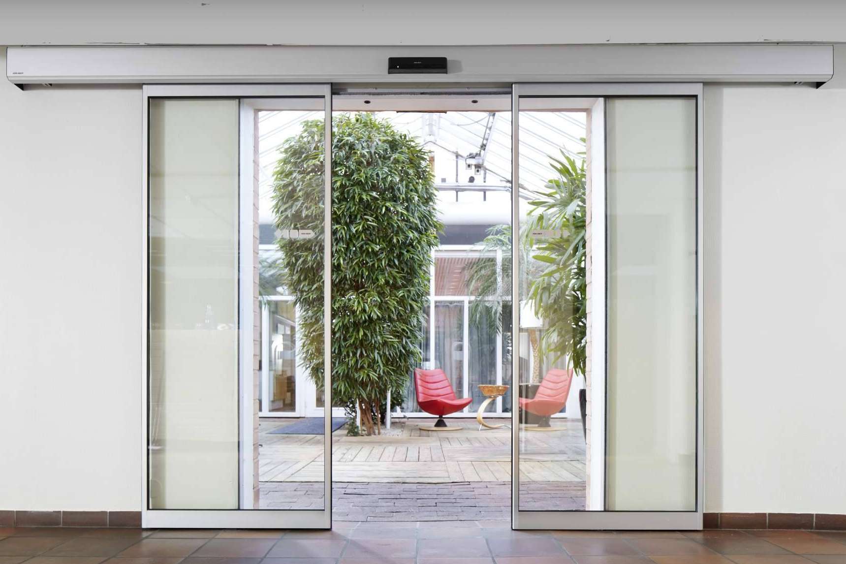 El catálogo de puertas automáticas peatonales que ofrece ASSA ABLOY