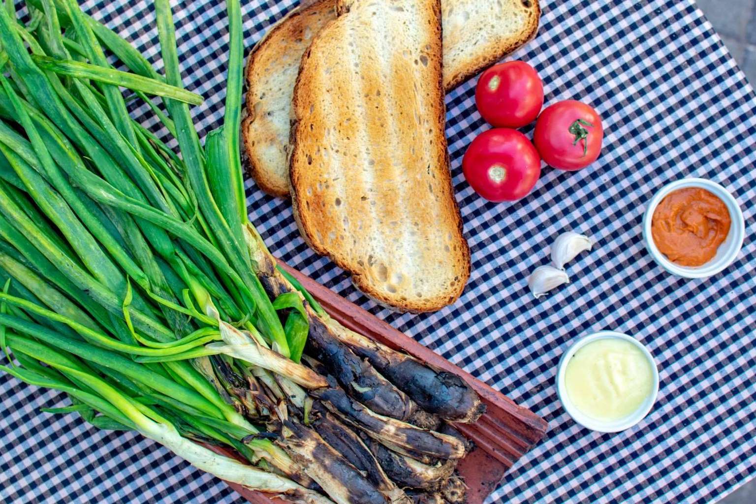 Comer calçots esta temporada en el restaurante de la Barceloneta Pasa Tapas