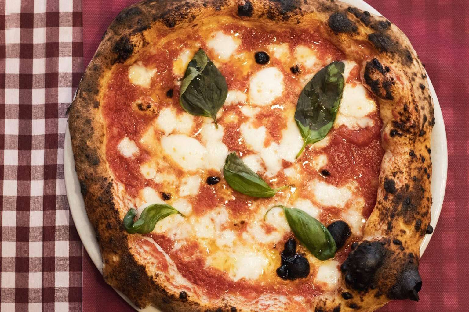 Disfrutar en Spaccanapoli Barcelona de la original pizza napolitana