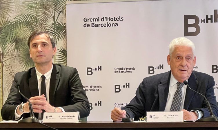 Jordi Clos (dcha) y Manel Casals (izda), presidente y director del Gremi de Hotelers de Barcelona