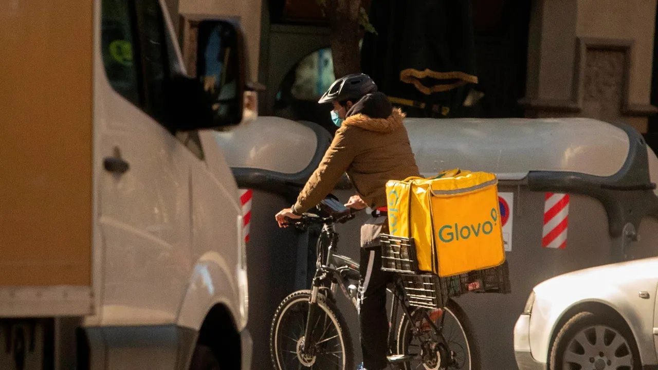La solución de Glovo pasa por la ‘ley rider’ y contratar.