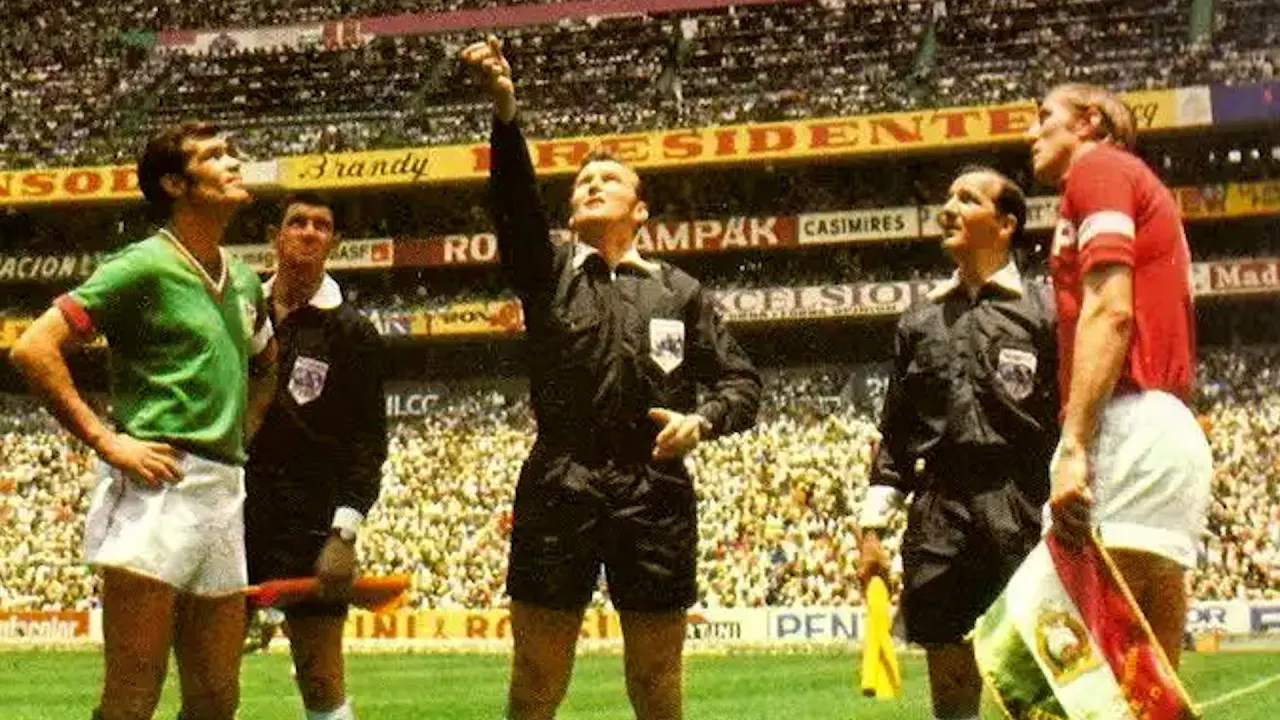 El nacimiento de las tarjetas y los cambios en los partidos.