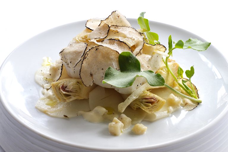 El turbot con jugo de alcachofa y trufa negra de Martín Berasategui que ahora puedes hacer en tu casa