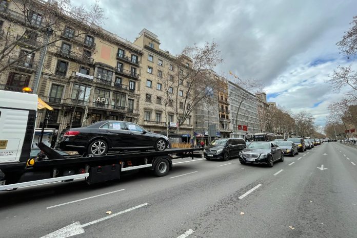 Las VTC escenifican la muerte del sector, pero el taxi lo ve como una afrenta