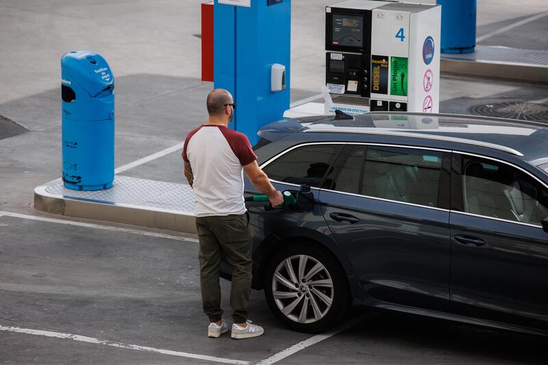 El precio del diésel recupera niveles de hace un año al caer un 1,36% y la gasolina baja un 0,24% esta semana