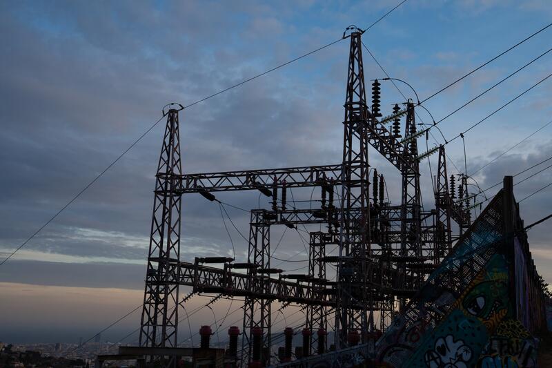 El precio de la luz baja este martes un 1,8%, hasta los 119,34 euros/MWh