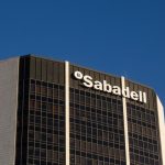 Banco Sabadell abre la puerta a la subida de las comisiones si bajan los tipos