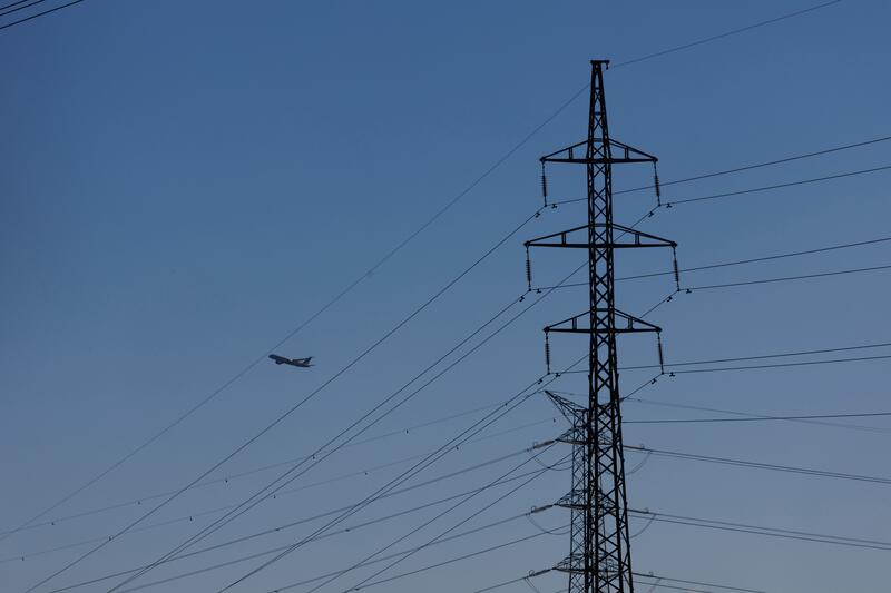 El precio de la luz se dispara este lunes hasta los 102,63 euros/MWh