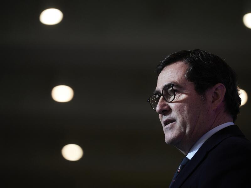Garamendi critica el impacto del «impuestazo» a la banca ante la nueva crisis financiera