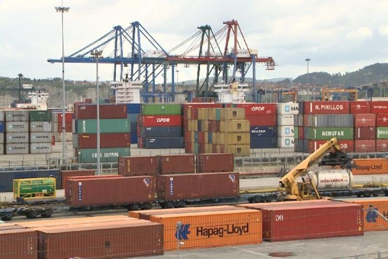 Los precios de exportaciones e importaciones industriales moderan su alza en febrero al 5,1% y al 6,5%