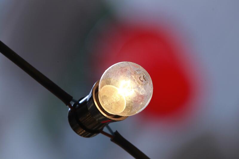 El precio de la luz cae este jueves un 54,85%, hasta los 31,11 euros/MWh