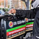 Un repartidor del Burguer King tiene un accidente y la clienta lo denuncia: «Se me cae la cara de vergüenza»