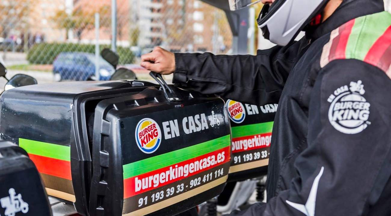 Un repartidor del Burger King tiene un accidente y la clienta lo denuncia: «Se me cae la cara de vergüenza»