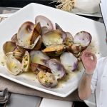 Almejas a la marinera: la receta de Arguiñano para sorprender a tus invitados en 15 minutos