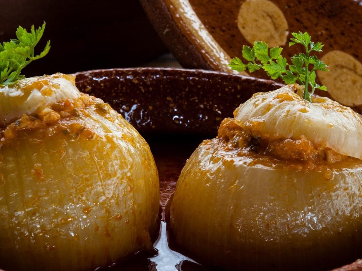 Deliciosa receta de cebolla rellena de consomé de chipirón de Andoni Luis Aduriz
