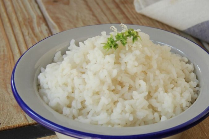 Añadimos el azafrán al arroz con pollo