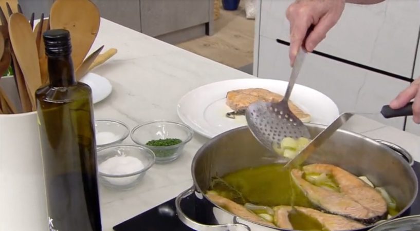 Así se hace el salmón en escabeche con brócoli