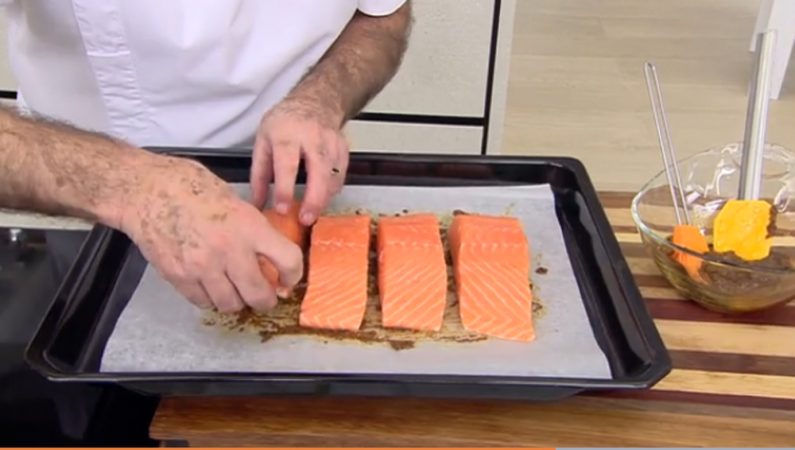 Así se prepara el salmón cajún